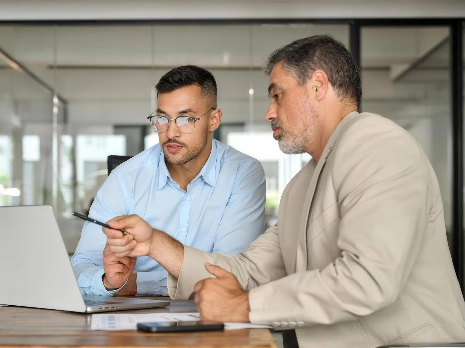 Deux dirigeants regardent ensemble une réponse sur un ordinateur portable
