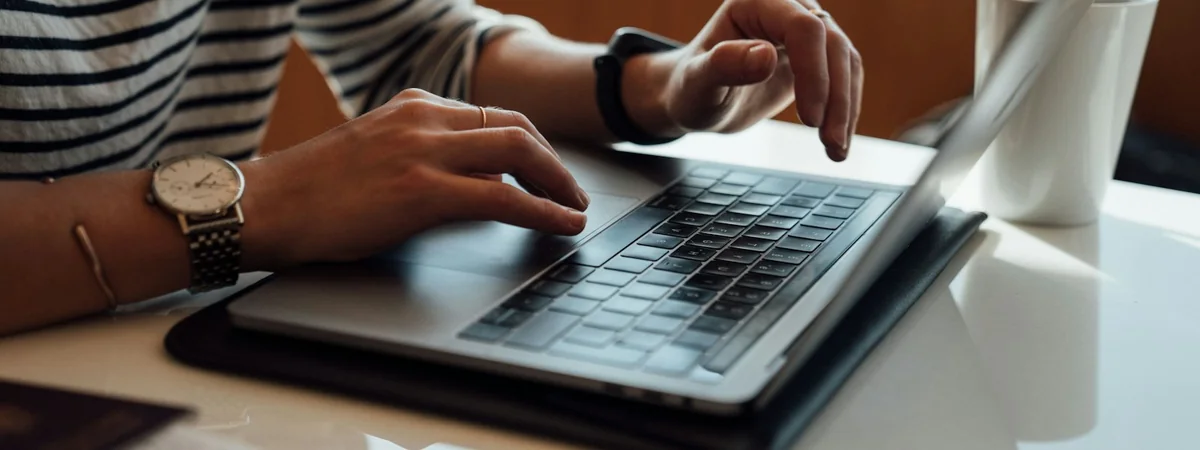 Une personne relit un texte sur son ordinateur portable